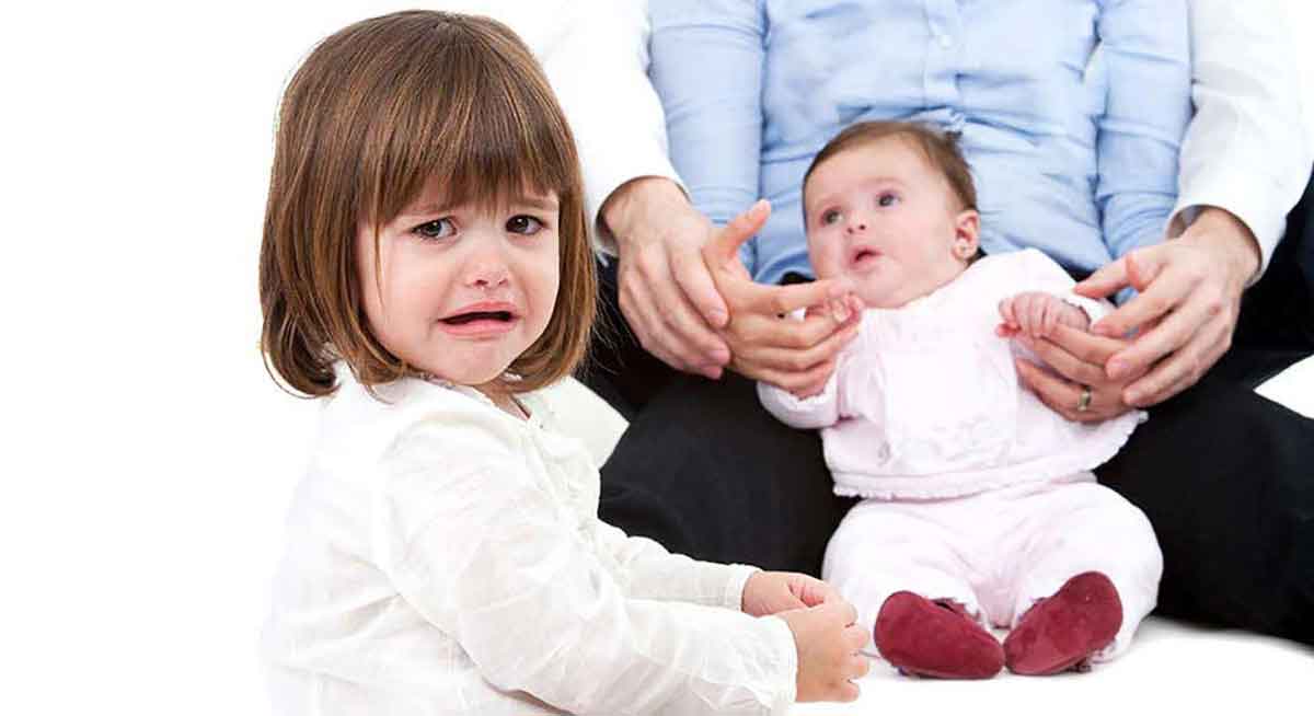 راهنمای کامل رفتار مناسب با فرزند اول 2 شوک تولد فرزند دوم برای فرزند اول